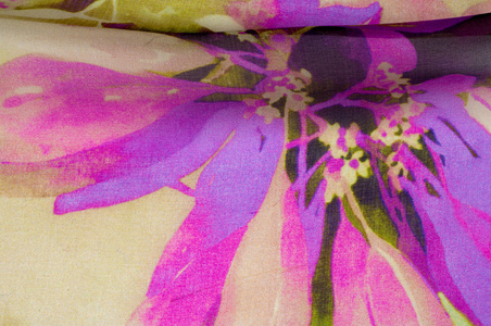 织物丝淡粉红色，有白色的花。 花布背景碎片彩色复古挂毯纺织图案与花饰有用的背景