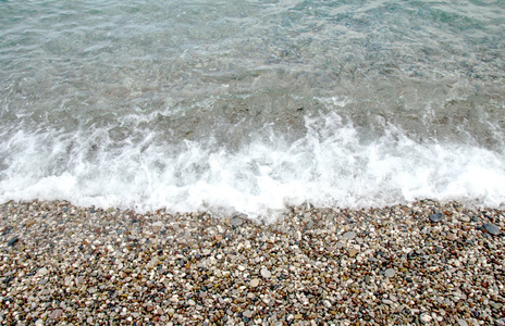 海浪泡沫在海滩