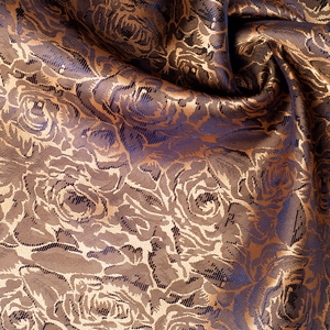 织物丝绸质地。 玫瑰花金色。 摄影工作室