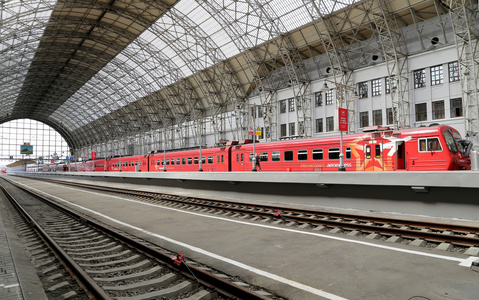 Kiyevskaya 火车站 Kiyevsky 铁路终端，Kievskiy vokzal   红色的机场快线列车是莫斯科