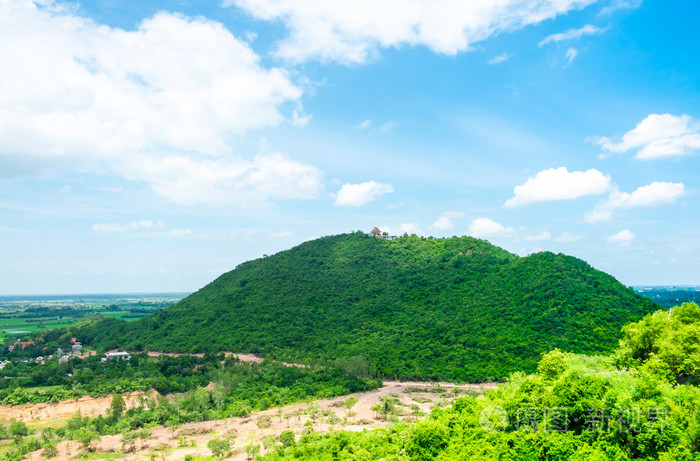 绿色的草地，蓝天和山