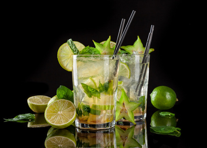 在黑色背景上的 mojito 饮料