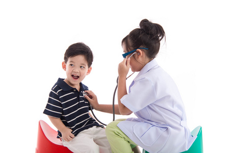 亚洲儿童扮演医生和病人