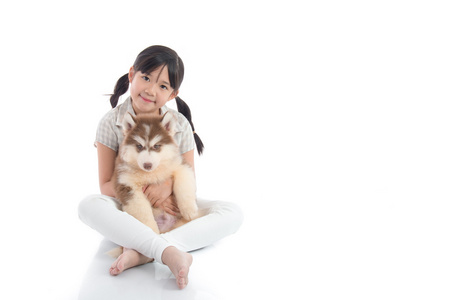 美丽的亚洲女孩拥抱哈士奇狗上白色黑色