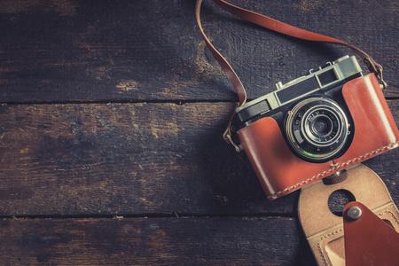 木制背景的旧胶卷照相机照片