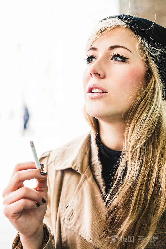 抽着烟的女人
