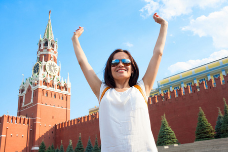 俄罗斯莫斯科红色广场的快乐女孩游客