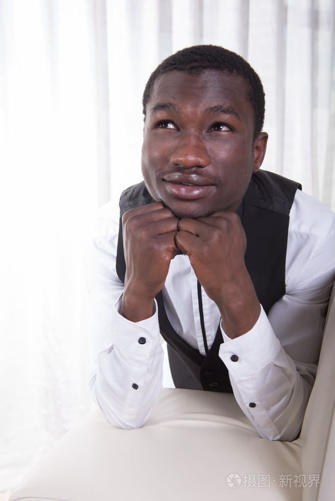 有魅力的非洲男人摆姿势