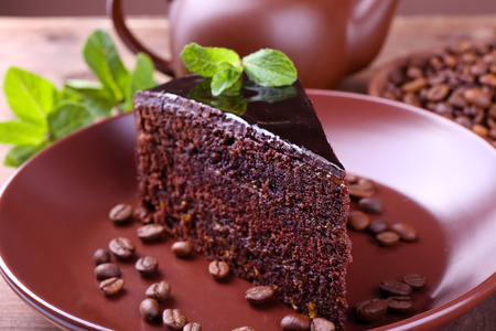 美味的巧克力蛋糕，薄荷在上表板上关闭