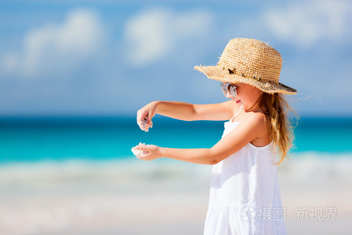 在海滩上的可爱小女孩