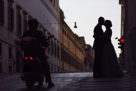 一个年轻的新娘和新郎情人街上的罗马，意大利的轮廓