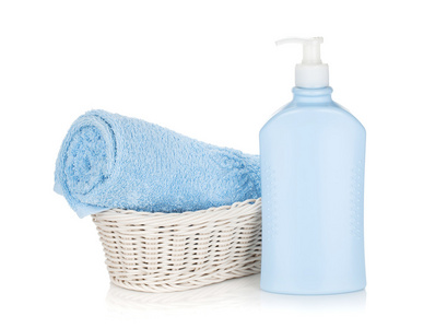 洗发水瓶和蓝色毛巾