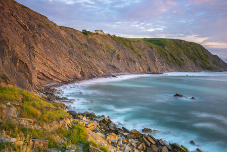 悬崖上的 Barrika 海滩，日落，Bizkaia，西班牙巴斯克