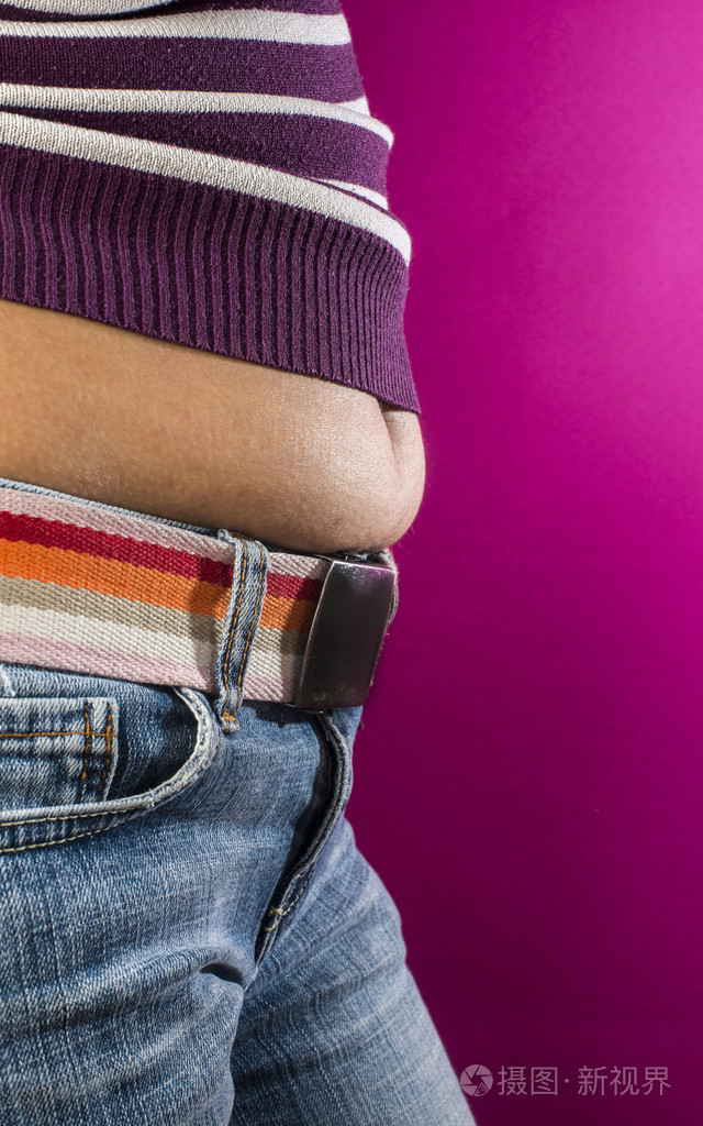牛仔裤的女人显示肚皮照片-正版商用图片1jiw6t-摄图新视界