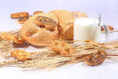 牛奶和辊从房子一批小麦面粉上白色黑色照片