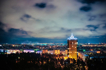 城市在夜晚，全景场景