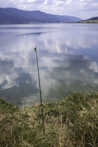 湖上的钓鱼杆