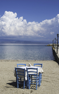 海滩上的希腊酒馆中的表