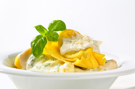 与奶油和干酪乳清和菠菜 tortelloni