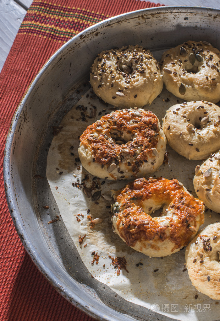 在老式的烤盘中的百吉饼