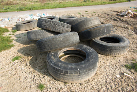 废弃轮胎图片
