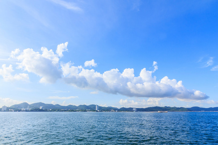 有的山和云的海风景图片