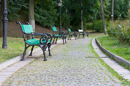 铺路石和长椅的公园人行道