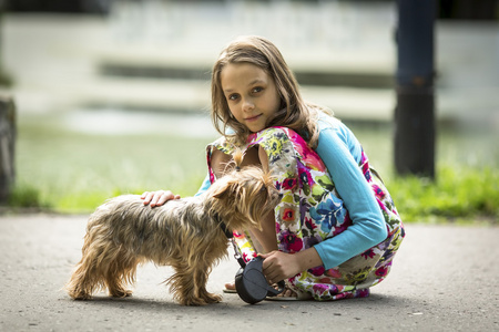可爱的小女孩和她的狗