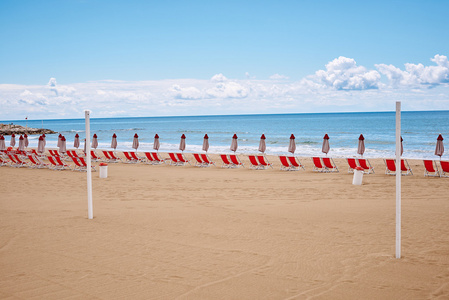 在海滩上遮阳伞和日光浴浴床上海岸