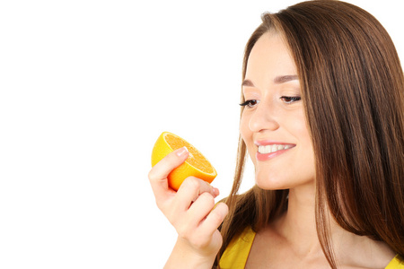 健康的年轻女子，切片橙上白色孤立