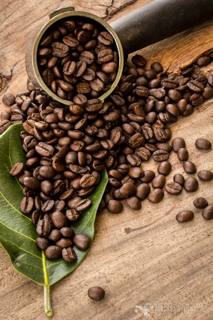 烤哥伦比亚咖啡豆放在木桌上