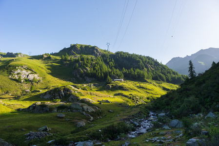 夏季日出时的高山景观