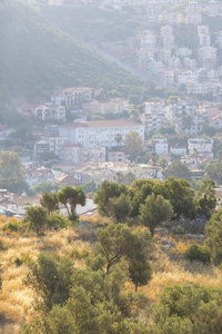 与白色的房子在山坡上的地中海小镇