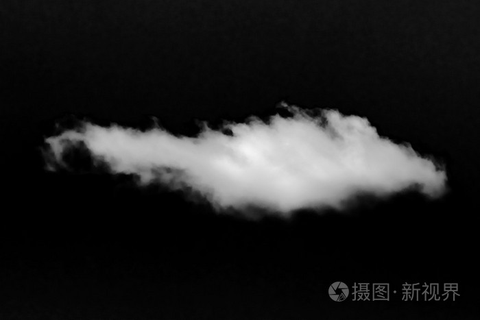 洁白的云朵在黑色的天空