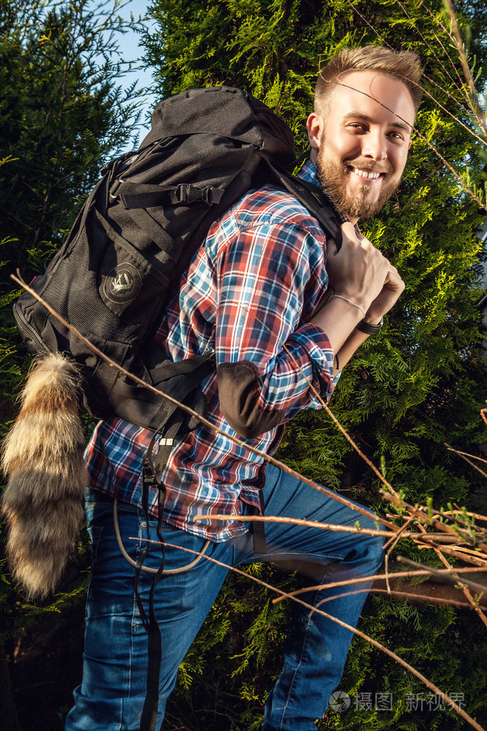 年轻英俊的男人旅游旅行与行军背包构成违反夏天自然