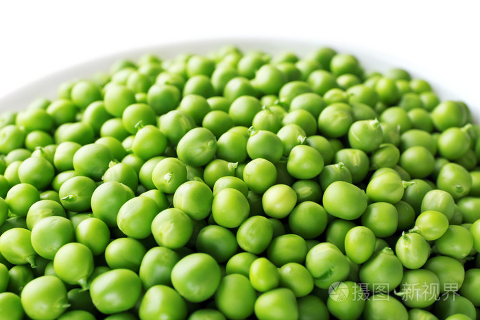 在碗里的新鲜豌豆关闭