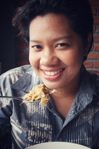 女人吃垫泰国
