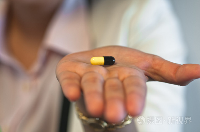 一只手上的药物胶囊