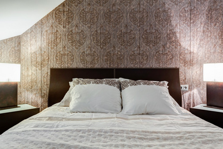 深褐色的壁纸，在优雅的卧室里