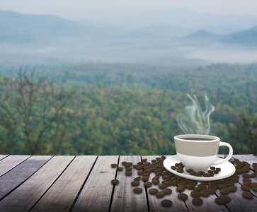 桌山的景色上咖啡的杯子