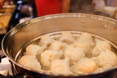 蒸笼中的虾饺子图片