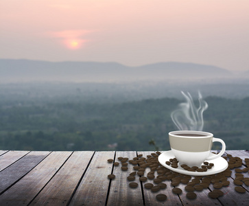 咖啡与日出山景色桌上的杯子