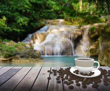 瀑布的桌上的咖啡的杯子