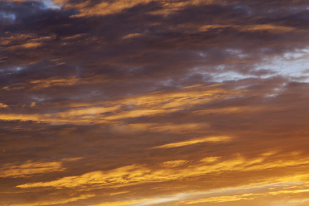 在日落时的天空。云的风景如画点燃随夕阳