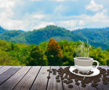 桌山的景色上咖啡的杯子