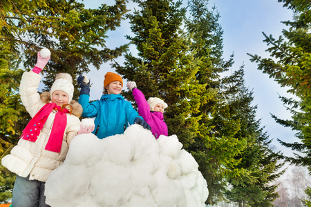 快乐的孩子玩雪球游戏