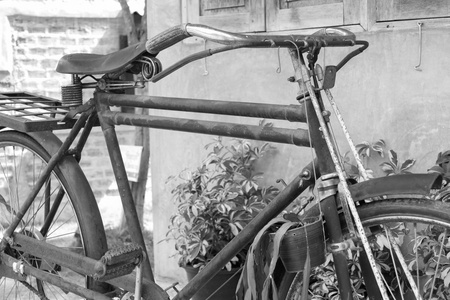 生锈的旧黑色自行车
