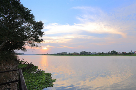 夕阳和河流