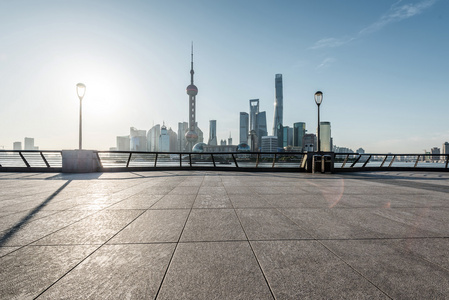 上海与空的街道地板的全景天幕