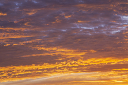 在日落时的天空。云的风景如画点燃随夕阳